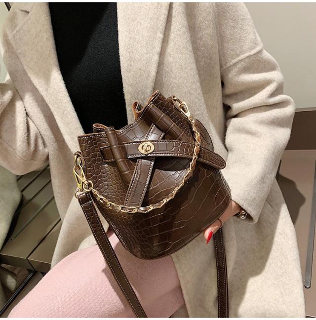 巾着 バッグ レディース クロコダイル 型押し 2way 斜めがけ 肩掛け 手持ち チェーン かわいい デート お出かけ 普段使い ブラック ブラウン ベージュ カーキ