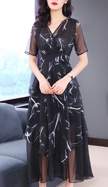 Vネックシフォンワンピース ワンピース フレアワンピース ロング ロング丈 袖あり 半袖 Vネック フレア リボン ウエストマーク ウエストリボン ハイウエスト 透け感 シースルー ポリエステル 大人可愛い きれいめ シンプル カジュアル 大人 おしゃれ お洒落 大人可愛い 大人