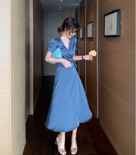 ワンピース 半袖 ミモレ丈 フレア 春 夏 ドレス Vネック カシュクール ウエストリボン パフスリーブ 光沢 美ライン きれいめ 上品 大人 女子 セクシー かっこいい シンプル かわいい おしゃれ エレガント フェミニン パーティー 通勤 デート ディナー お呼ばれ ブルー S M L