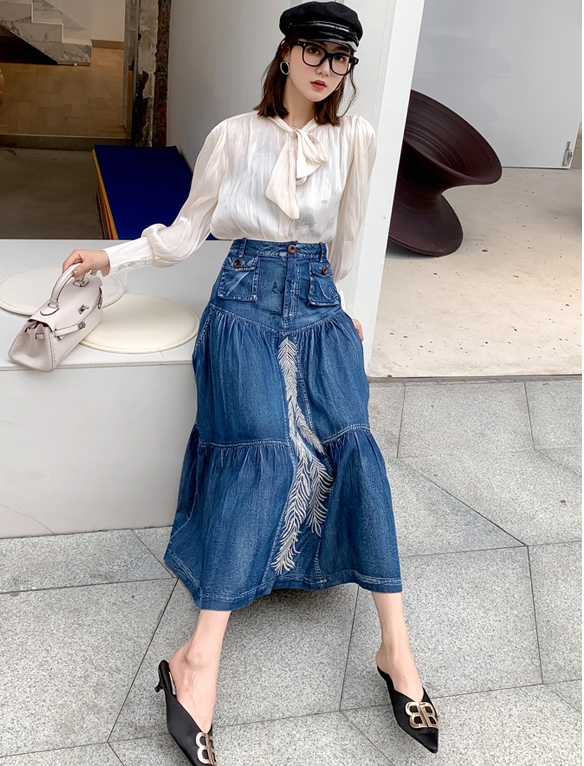 刺繍入り デニム ティアードスカート レディース ボトムス ミモレ丈 ロング丈 Aライン フロント刺しゅう 植物柄 フラップポケット ジーンズ生地 シンプル カジュアル 大人 可愛い おしゃれ レトロ 個性的 体型 カバー 春夏 秋冬 オールシーズン 普段使い デート ブルー 青 刺繍入り デニム ティアードスカート レディース ボトムス ミモレ丈