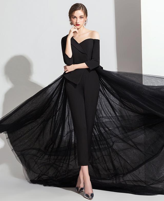 チュール ドッキング パンツドレス 異素材 切り替え アシンメトリー ワンショルダー風 片側オフショルダー 七分袖 バックレースアップ 編み上げ 透け感 シースルー アンクル丈クロップド丈 デコルテ見せ 肌見せ イベント パーティー 白 黒 個性的 大人 かっこいい モード