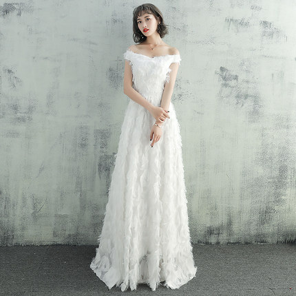 オフショルダー ロング ドレス  Aライン フェザー 装飾 羽飾り ふわふわ デコルテ見せ 背中開き 肌見せ ウエスト 切り替え ふんわり シンプル 上品 大人 可愛い フェミニン 清楚 おしゃれ 個性的 パーティー イベント 花嫁 二次会用 衣装 謝恩会 発表会 白 大きいサイズ 2XL