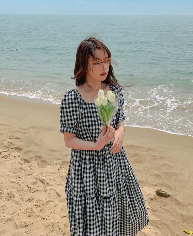 ギンガムチェック ティアード ワンピース レディース ミモレ丈 ロング丈 膝下 袖あり 半袖 パフスリーブ スクエアネック フレア デコルテ見せ 体型 カバー かわいい 大人可愛い シンプル カジュアル おしゃれ 上品 フェミニン 格子柄 春 夏 デート お出かけ 普段使い 海 黒