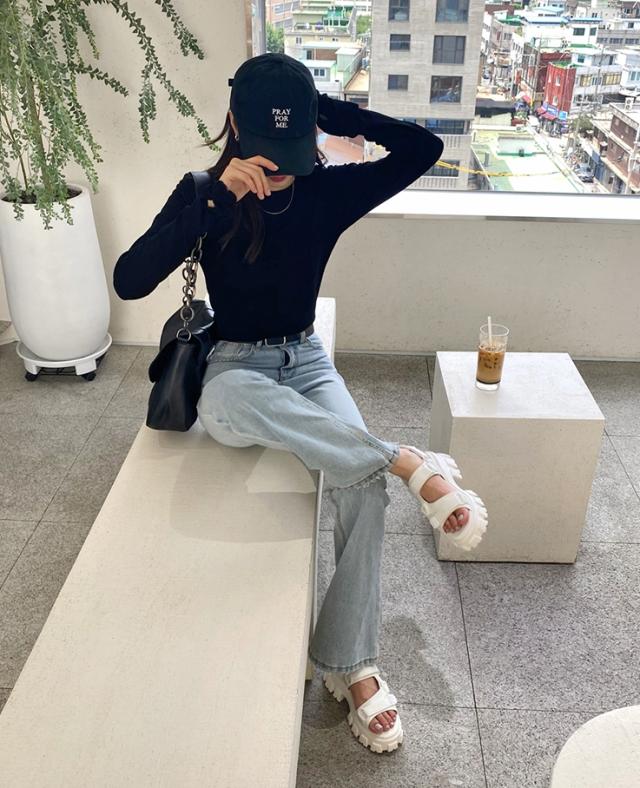 スポーツサンダル 厚底 レディース シャークソール ベルト 春 夏 秋 シンプル カジュアル 大人 女子 かっこいい 歩きやすい おしゃれ スポーティー メンズライク ボーイッシュ クール 学生 通学 デート お出かけ 普段使い お散歩 旅行 リゾート 2色展開 ホワイト ブラック スポーツサンダル 厚底 レディース シャークソール ベルト 春 夏 秋