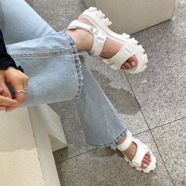 スポーツサンダル 厚底 レディース シャークソール ベルト 春 夏 秋 シンプル カジュアル 大人 女子 かっこいい 歩きやすい おしゃれ スポーティー メンズライク ボーイッシュ クール 学生 通学 デート お出かけ 普段使い お散歩 旅行 リゾート 2色展開 ホワイト ブラックの通販は