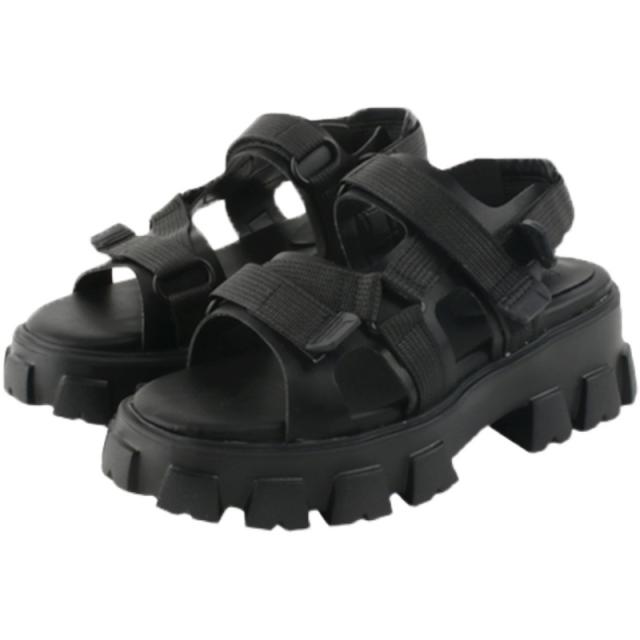 スポーツサンダル 厚底 レディース シャークソール ベルト 春 夏 秋 シンプル カジュアル 大人 女子 かっこいい 歩きやすい おしゃれ スポーティー メンズライク ボーイッシュ クール 学生 通学 デート お出かけ 普段使い お散歩 旅行 リゾート 2色展開 ホワイト ブラックの通販は