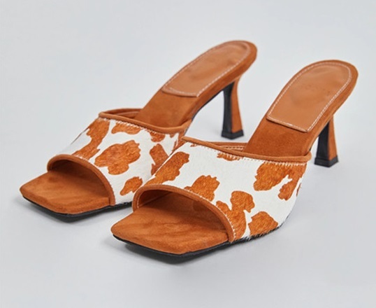 ミュール サンダル レディース カジュアル アニマル 牛柄 PVC 靴 ピンヒール スクエア オープントゥ 6cm ミドル 履きやすい 歩きやすい 大人 可愛い 女子力 おしゃれ 通勤 通学 学生 お出かけ デート 旅行 休日 リゾート 普段使い 魅力的 個性的 脚痩せの通販は
