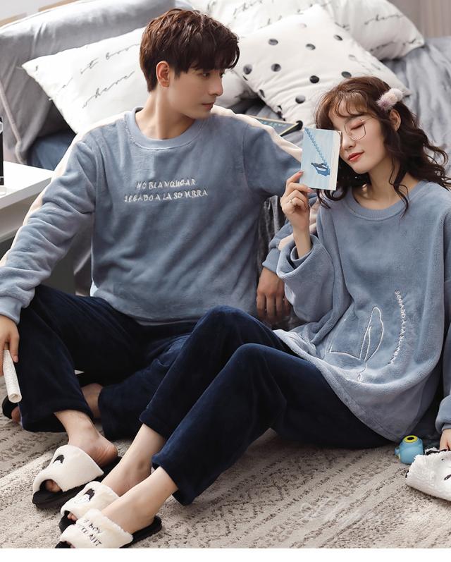 ペアパジャマ レディース メンズ 長袖 ラウンドネック ロゴ入り フリース ルームウェア ナイト 部屋着 寝間着 上下セット カップル 男性用 女性用 秋 冬 おうち時間 コーデ リラックス ワンマイル 旅行 おうち時間 お泊り デート 可愛い おしゃれ モコモコ 暖かい ゆったり