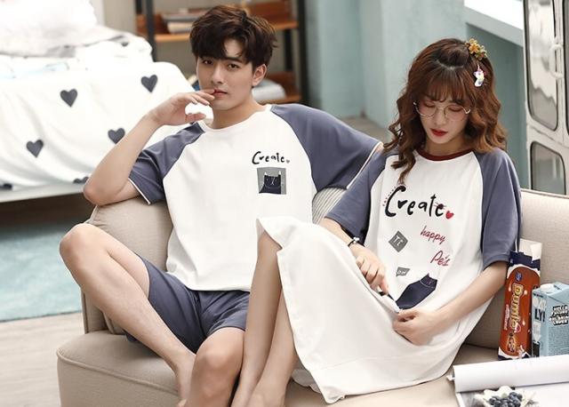 ペアパジャマ カップルパジャマ メンズ レディース 男性用 女性用 半袖 ハーフパンツ ワンピース 膝丈 ミディ丈 クルーネック ラウンドネック ポケット付き ねこ柄 ロゴ入り ラグランスリーブ パジャマ ネグリジェ ルームウェア ナイトウェア 部屋着 寝間着 上下セット 二組