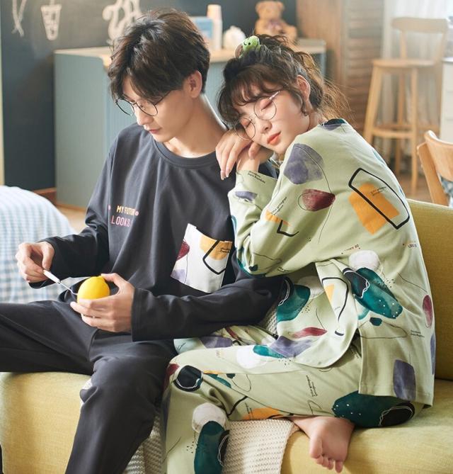 ペアパジャマ メンズ レディース カップル 上下 二組セット お得 男性用 女性用 長袖 ラウンドネック 胸ポケット サイドスリット プリント ロゴ ルーム ナイトウェア 部屋着 寝間着 春 秋 お揃い コーデ 夜 お泊り デート おうち時間 ゆったり ラフ ルーズ 学生 夫婦