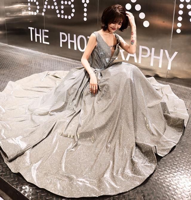 グリッター Vネック イブニングドレス ドレス パーティードレス ロング ロング丈 袖なし ノースリーブ Aライン 切り替えデザイン ハイウエスト かわいい 大人可愛い きれいめ 大人 上品 おしゃれ お洒落 大人女子 セクシー 主役級 存在感 エレガント ゴージャス 華やか ラメ 1_15