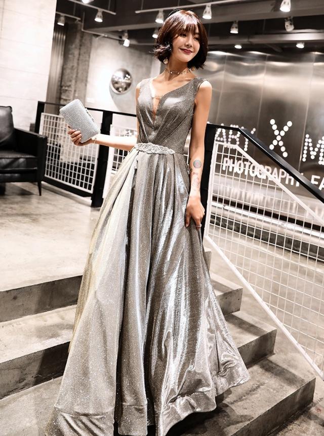 グリッター Vネック イブニングドレス ドレス パーティードレス ロング ロング丈 袖なし ノースリーブ Aライン 切り替えデザイン ハイウエスト かわいい 大人可愛い きれいめ 大人 上品 おしゃれ お洒落 大人女子 セクシー 主役級 存在感 エレガント ゴージャス 華やか ラメ 1_6
