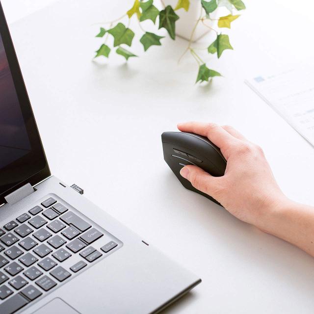 サンワサプライ Bluetoothマウス エルゴマウス形状 腱鞘炎防止 ブルーLED 5ボタン 大型 MA-ERGBT15