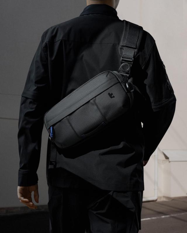 tomtoc ボディバッグ 5.5L スリングバッグ 斜めがけ メンズ チェスト カジュアル デイパック Steam Deck Switch iPad mini対応 ワンショルダーバッグ 撥水 ミニショルダー 鞄 タウンユース 街歩き ジム スポーツ アウトドア 旅行 通勤 黒