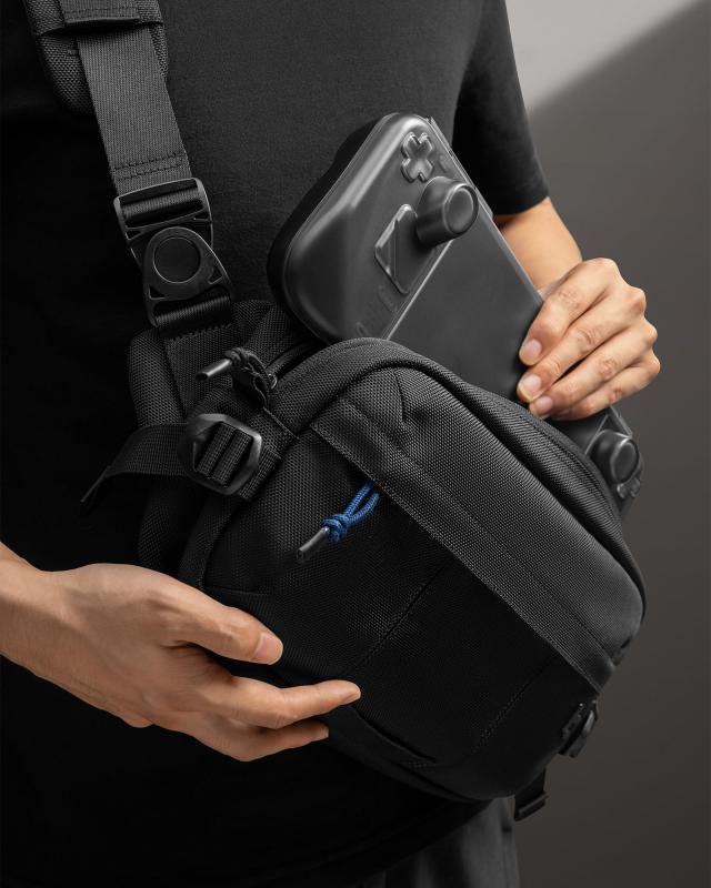 tomtoc ボディバッグ 5.5L スリングバッグ 斜めがけ メンズ チェスト カジュアル デイパック Steam Deck Switch iPad mini対応 ワンショルダーバッグ 撥水 ミニショルダー 鞄 タウンユース 街歩き ジム スポーツ アウトドア 旅行 通勤 黒