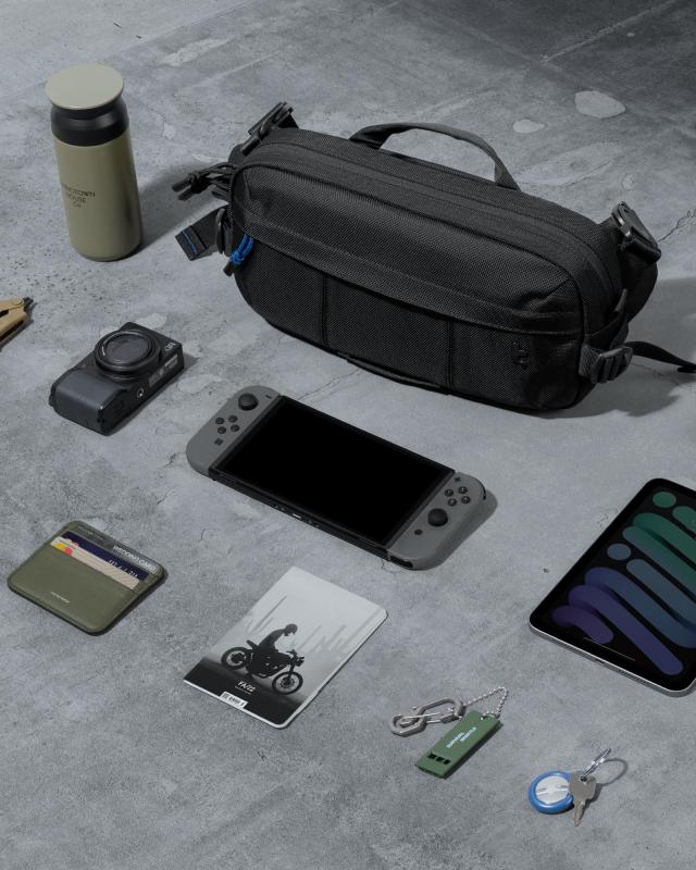 tomtoc ボディバッグ 5.5L スリングバッグ 斜めがけ メンズ チェスト カジュアル デイパック Steam Deck Switch iPad mini対応 ワンショルダーバッグ 撥水 ミニショルダー 鞄 タウンユース 街歩き ジム スポーツ アウトドア 旅行 通勤 黒