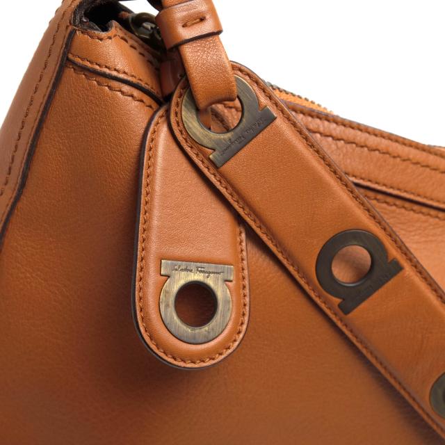 ○フェラガモ Salvatore Ferragamo 牛革 カーフ ハンドバッグ AU-21/3840 ガンチーニ 肩掛け ワンショルダーバッグ レディース 【  中古