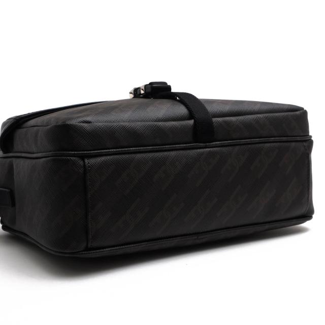 ○フルラ FURLA MAN マン アーチチェーンプリント入りコーティング