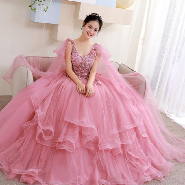 カラーウエディングドレス パーティードレス カラードレス 大人 マキシ丈 フリルドレス ピンク Ｖネック ノースリーブ 肩にロングフリルベール ボリューム ロングドレス 結婚式 二次会 お呼ば 立体花