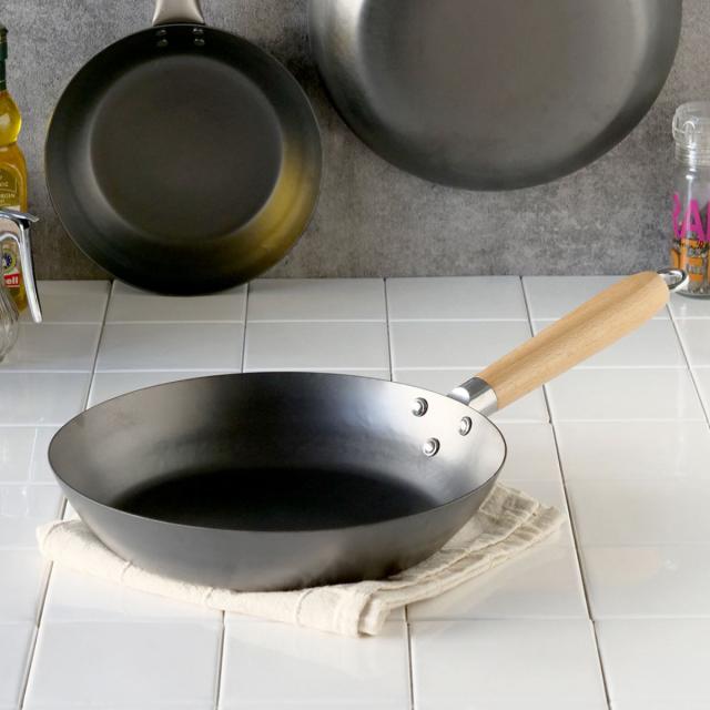 鉄フライパン 24cm 木柄 HANAKO+a 打出し窒化加工 日本製 （ IH対応 ガス火対応 山田工業所 炒め鍋 フライパン 鉄のフライパン 金属ヘラOK 24センチ 鉄製 打ち出し式 窒化加工 空焼き不要 軽い 鉄製フライパン ）の通販は 8,250円