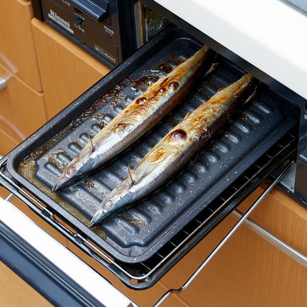 魚焼きトレー グリル専用 ワイド マーブル加工 グリルのお手入れ簡単魚焼きトレー （ グリルトレー 万能トレー 魚焼きグリル 波型トレー 魚焼きトレイ グリル料理 グリルパン マーブルコート 調理 料理 魚焼き器 ）