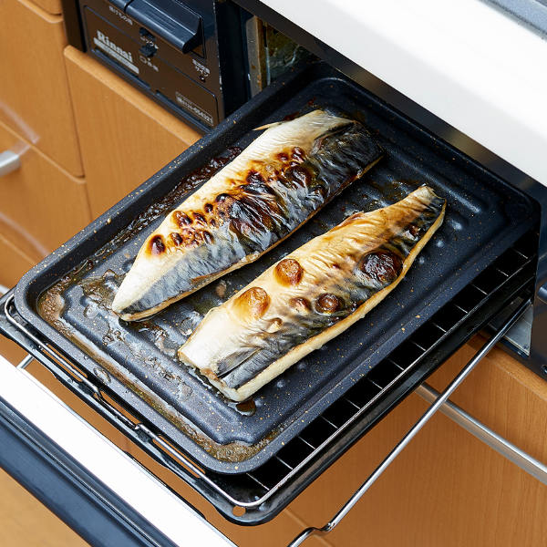 魚焼きトレー グリル専用 ワイド マーブル加工 グリルのお手入れ簡単魚焼きトレー （ グリルトレー 万能トレー 魚焼きグリル 波型トレー 魚焼きトレイ グリル料理 グリルパン マーブルコート 調理 料理 魚焼き器 ）