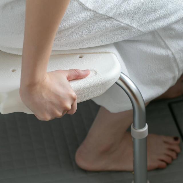 シャワーベンチ 背付 浴室座椅子 安寿 （ シャワーチェア 背もたれ 5段階 高さ調整 風呂いす 風呂椅子 介護 介護用 入浴用品 ホワイト シンプル 風呂 椅子 イス ベンチ 伸縮 入浴補助 お風呂介助 入浴サポート 入浴介助 転倒防止 ）