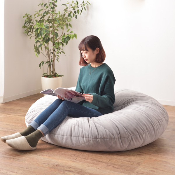 ビーズクッション 幅135cm 丸形 大型 ビーズ クッション ファブリック 特大 取手付き （ 座椅子 ビーズソファ 大きい ローソファ フロアクッション マイクロビーズ 背もたれ おうち時間 フィット 布地 枕 お昼寝 ごろ寝 ）の通販は