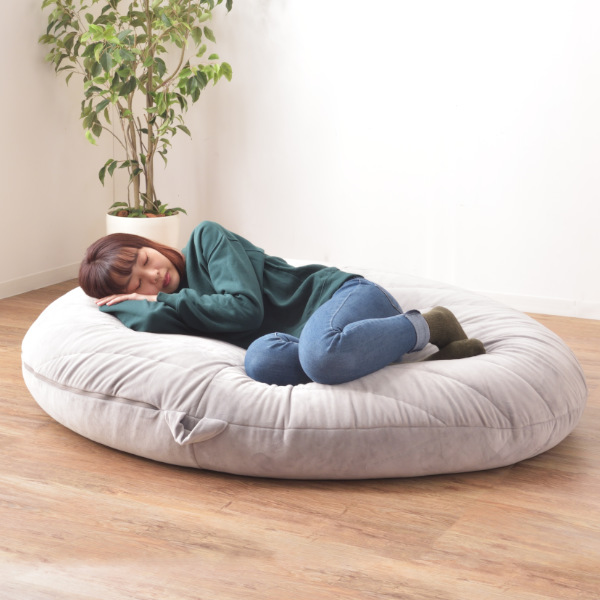 ビーズクッション 幅135cm 丸形 大型 ビーズ クッション ファブリック 特大 取手付き （ 座椅子 ビーズソファ 大きい ローソファ フロアクッション マイクロビーズ 背もたれ おうち時間 フィット 布地 枕 お昼寝 ごろ寝 ）の通販は