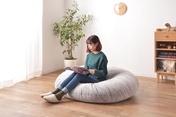 ビーズクッション 幅135cm 丸形 大型 ビーズ クッション ファブリック 特大 取手付き （ 座椅子 ビーズソファ 大きい ローソファ フロアクッション マイクロビーズ 背もたれ おうち時間 フィット 布地 枕 お昼寝 ごろ寝 ）の通販は