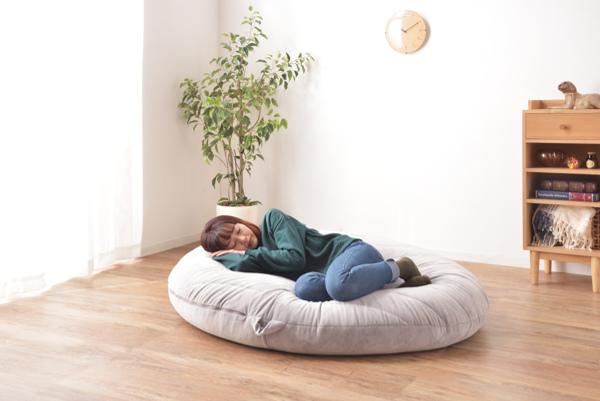 ビーズクッション 幅135cm 丸形 大型 ビーズ クッション ファブリック 特大 取手付き （ 座椅子 ビーズソファ 大きい ローソファ フロアクッション マイクロビーズ 背もたれ おうち時間 フィット 布地 枕 お昼寝 ごろ寝 ）の通販は