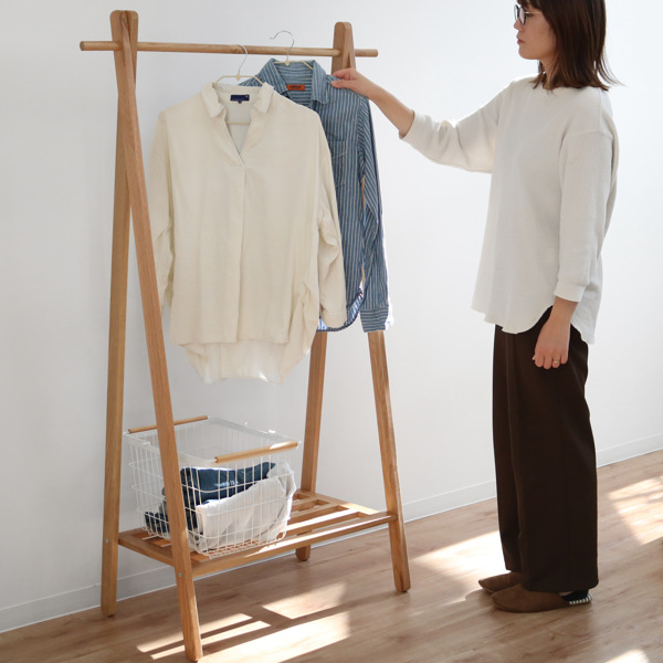 ハンガーラック 木製 天然木 オーク材 幅89cm （ コートハンガー 洋服掛け コート掛け ハンガー ハンガー掛け ラック 収納 収納ラック 衣類収納 木製ハンガーラック バッグ置き 収納ラック付き 収納スペース付き おしゃれ ）
