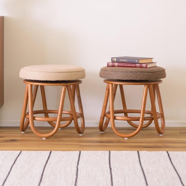 良品 天然ラタン 回転スツール2脚セット 昭和レトロ 丸椅子 椅子 ヴィンテージ 回転スツール 2脚組 クッション付 籐フレーム 座面高35.5cm （ 同色2脚