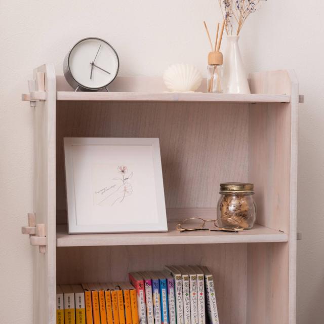 本棚 コンパクト 幅56cm 3段 天然木 簡単組立 （ ラック 工具不要 木製 背面化粧 簡単 シェルフ 飾り棚 花台 収納 ミンディ 省スペース ブラウン ホワイト ）の通販は