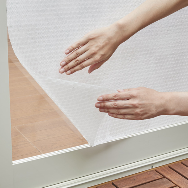 断熱シート マドピタシート 外貼り断熱 市松模様 180cm 1枚入 結露対策 窓 窓貼りシート Uvカット 断熱 シート 省エネ 保温 節電 外張の通販はau Pay マーケット リビングート