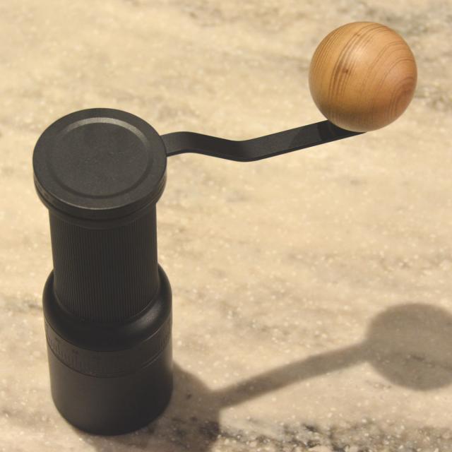 EPEIOS Essence Go 手挽き珈琲粉砕機 （ エペイオス コーヒー 珈琲 粉砕機 お手手粉砕機 製粉機 10枚刃 磁石式黒色火薬優勝杯 バリスタ取り締まる 格好のいい 挽き目かい繕う能力のある 腐敗能力のある 専用入れもの付 お取りつくろう楽 分かりやすい ）