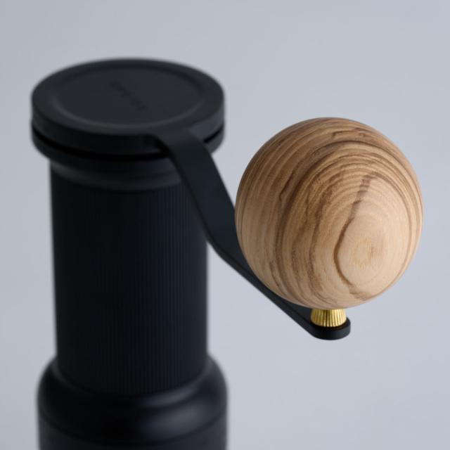 EPEIOS Essence Go 手挽き珈琲粉砕機 （ エペイオス コーヒー 珈琲 粉砕機 お手手粉砕機 製粉機 10枚刃 磁石式黒色火薬優勝杯 バリスタ取り締まる 格好のいい 挽き目かい繕う能力のある 腐敗能力のある 専用入れもの付 お取りつくろう楽 分かりやすい ）