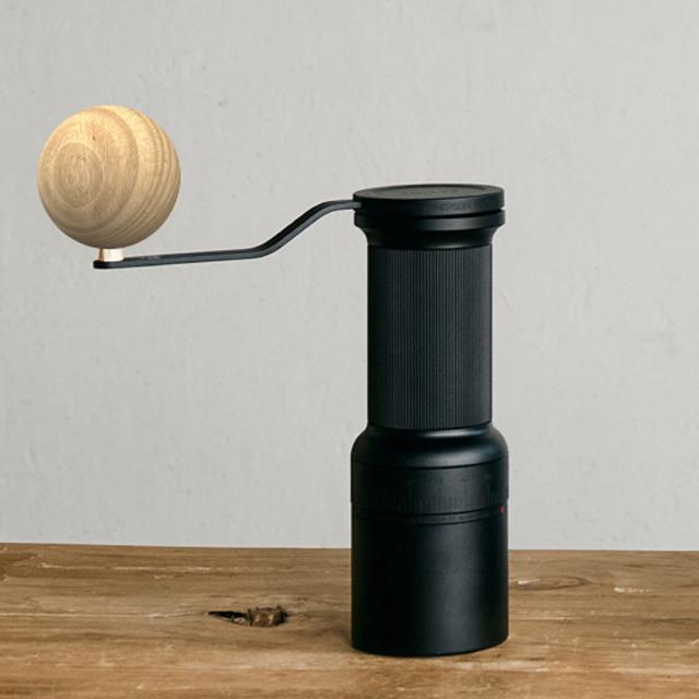 EPEIOS Essence Go 手挽き珈琲粉砕機 （ エペイオス コーヒー 珈琲 粉砕機 お手手粉砕機 製粉機 10枚刃 磁石式黒色火薬優勝杯 バリスタ取り締まる 格好のいい 挽き目かい繕う能力のある 腐敗能力のある 専用入れもの付 お取りつくろう楽 分かりやすい ）