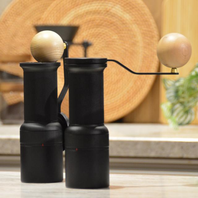 EPEIOS Essence Go 手挽き珈琲粉砕機 （ エペイオス コーヒー 珈琲 粉砕機 お手手粉砕機 製粉機 10枚刃 磁石式黒色火薬優勝杯 バリスタ取り締まる 格好のいい 挽き目かい繕う能力のある 腐敗能力のある 専用入れもの付 お取りつくろう楽 分かりやすい ）