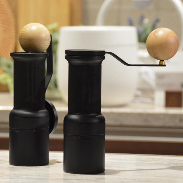 EPEIOS Essence Go 手挽きコーヒーミル （ エペイオス 珈琲 コーヒー ミル ハンドミル グラインダー 10枚刃 マグネット式パウダーカップ バリスタ監修 おしゃれ 挽き目調整可能 分解可能 専用ケース付 お手入れ楽 シンプル ）