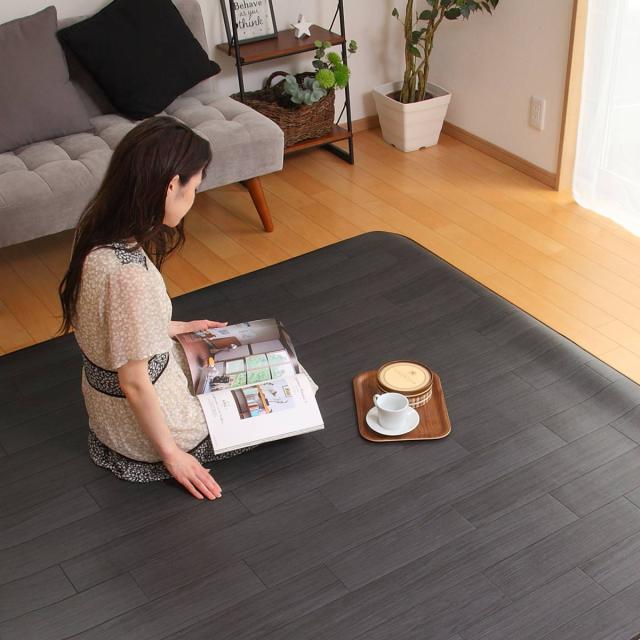 ラグ 182×230cm ラグマット オーク ブラック 既製サイズ （ 撥水 拭ける 木目 ダイニングラグマット フロアマット 撥水加工 抗菌 防カビ 防水 防炎 日本製 リビング ダイニング 子ども部屋 耐久性 ）_12
