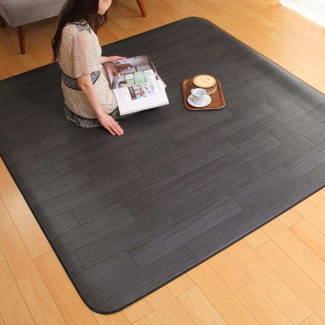 ラグ 182×230cm ラグマット オーク ブラック 既製サイズ （ 撥水 拭ける 木目 ダイニングラグマット フロアマット 撥水加工 抗菌 防カビ 防水 防炎 日本製 リビング ダイニング 子ども部屋 耐久性 ）の通販は