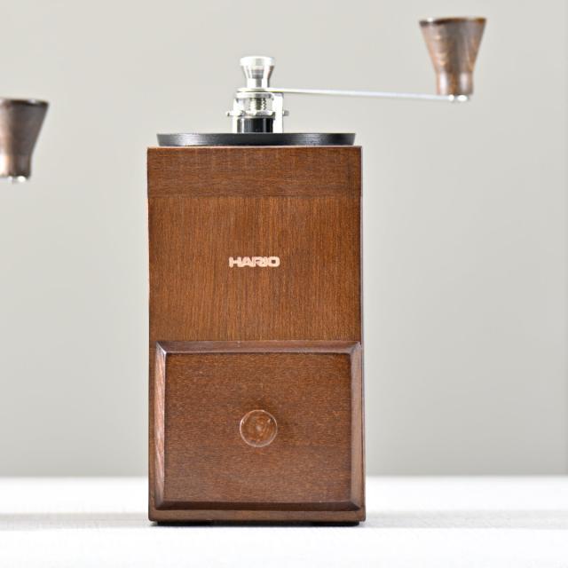 HARIO コーヒーミル・キューブ （ ハリオ コーヒー ミル 4杯分 手挽き コーヒー豆 木製 小型 コンパクト おしゃれ レトロ クラシック 手動 ハンドコーヒーミル コーヒーグラインダー ）