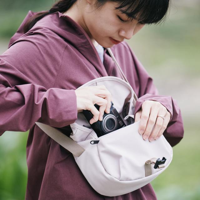 カメラバッグ hellolulu ベヌス Venus （ ハロルル ショルダー デジカメ カメラケース ショルダーバッグ 軽い 撥水加工 はっ水 バックル開閉式 コンデジ クッション仕様 ポケット付き カメラ小物 アクセサリー類 おしゃれ ）_10