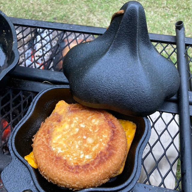 鋳鉄ロースターにんにくん ダッチオーブン （ ダッチオーブン蓋付き 鋳鉄ロースター スキレット 直火 ガス火対応 鋳鉄製 キャンプ アウトドア バーベキュー おしゃれ ）