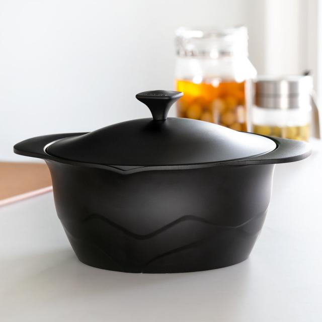 Lirica キャセロール 24cm IH対応 食洗機対応 両手鍋 （ ガス火対応 なべ 万能鍋 お鍋 両手なべ フッ素加工 軽い 蓋付き PFOAフリー 24センチ フッ素コーティング アルミ製 軽量 3層構造 注ぎ口付き 調理器具 ）の通販は