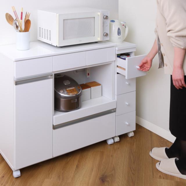 スリムチェスト 幅20cm 4段 キャスター 2口コンセント付 背面化粧 完成品 （ チェスト 引き出し スリム キャビネット 収納 ホワイト ワゴン 棚 ラック すきま収納 隙間 家具 キャスター付 コンセント付 ）