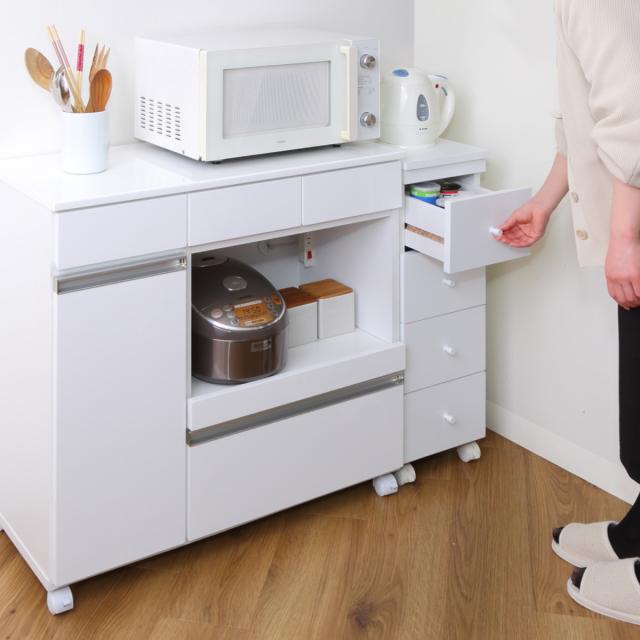 スリムチェスト 幅25cm 4段 キャスター 2口コンセント付 背面化粧 完成品 （ チェスト 引き出し スリム キャビネット 収納 ホワイト ワゴン 棚 ラック すきま収納 隙間 家具 キャスター付 コンセント付 ）