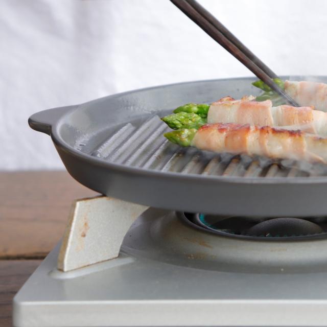 炭焼きグリル 陶板タイプ 大 陶器 日本製 ロロ The Chef 卓上コンロ 七輪 （ LOLO 水コンロ 美濃焼 炭焼き SALIU グリル 炭火焼き 丸型 陶板付き プレート 敷板付き バーベキュー BBQ 焼き鳥 焼肉 餅 海鮮焼き 炭 炭火 おうち焼肉 ）_4