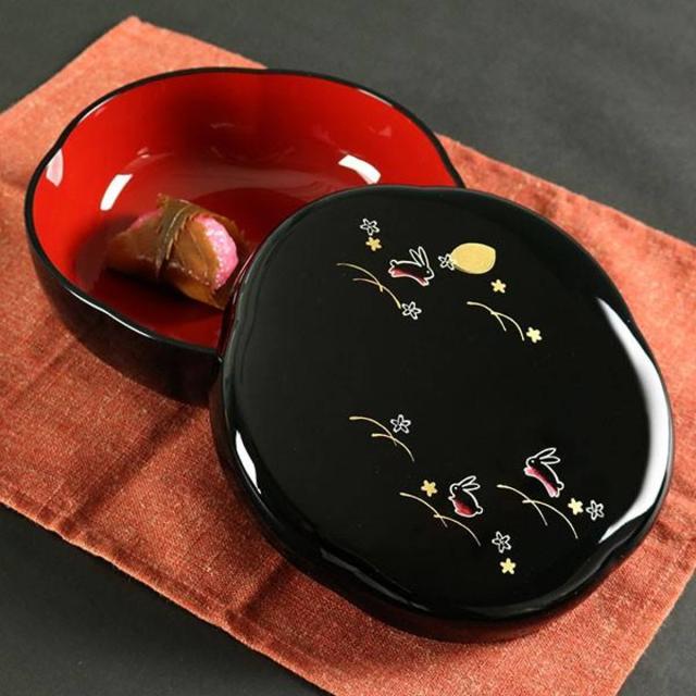 木彫り　伝統工芸　 くりぬき鉢 小鉢　漆器　木製　うさぎ　作家物　菓子器　菓子鉢 菓子器 夢うさぎ 梅型 蓋付き 漆器 器 食器 日本製 （ 菓子入れ 盛鉢